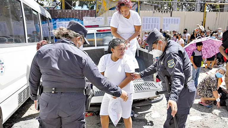 Mujeres detenidas por el régimen de excepción son trasladadas a la Cárcel de Mujeres. EFE
