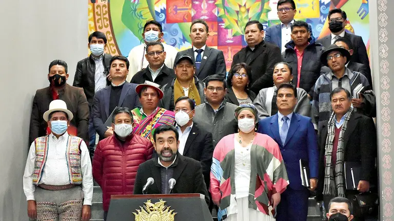 Autoridades nacionales, departamentales y municipales en conferencia de prensa. APG