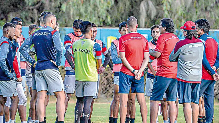 El t&eacute;cnico Pe&ntilde;a conversa con los jugadores.    CLUB WILSTERMANN