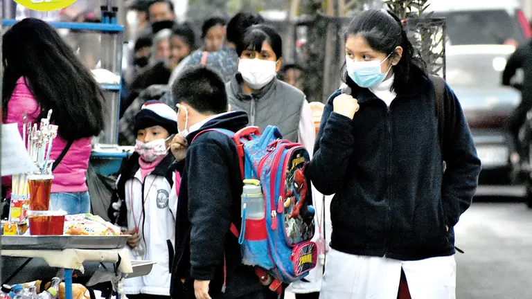 Los escolares con las medidas de bioseguridad.  DICO SOL&Iacute;S