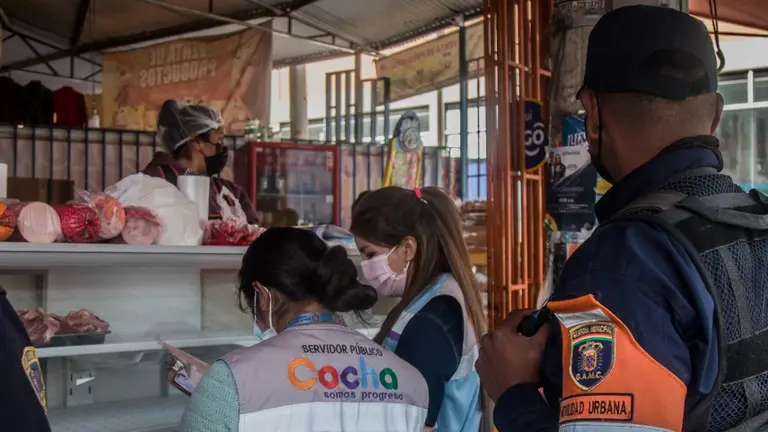 Los controles de patentes en Villa Pagador, este 14 de julio. ALCALD&Iacute;A DE COCHABAMBA