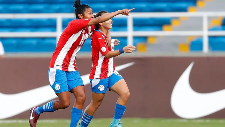 Ramona Martínez (d) junto a su compañera Hilda Riveros, de Paraguay, celebran un gol que le anotó a Bolivia, durante un partido del grupo A de la Copa América Femenina, en Cali (Colombia). EFE