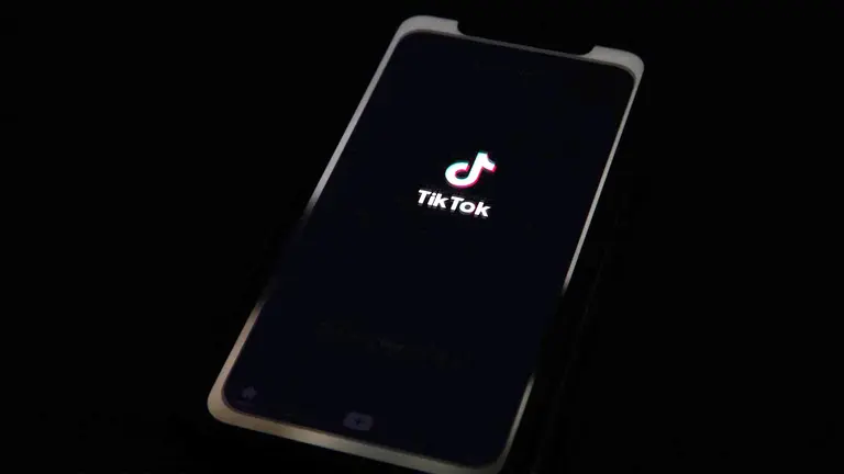 Fotografía de archivo del logo de la red social TikTok . EFE
