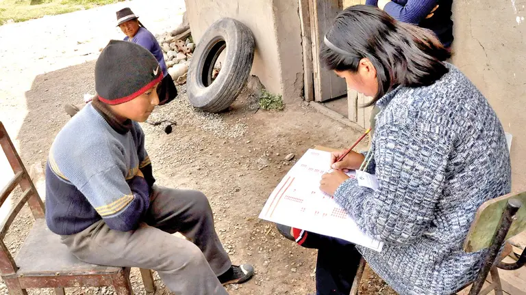 Una encuestadora anota las respuestas de un poblador en un Censo anterior. ARCHIVO