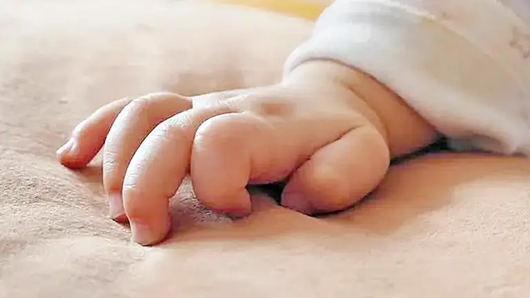 Fotografía ilustrativa de la mano de un menor de edad. PIXABAY