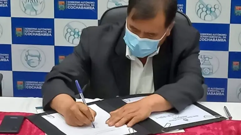 El gobernador Humberto S&aacute;nchez, en el momento en el que estampa su firma en el decreto. GOBERNACI&Oacute;N DE COCHABAMBA