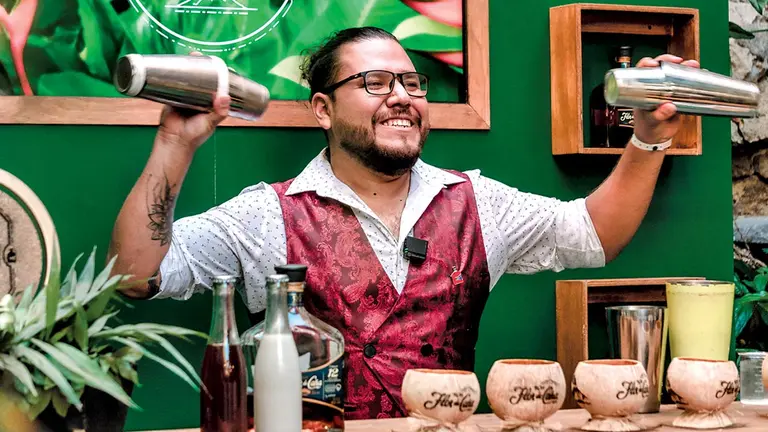 Walter José Pedro Delgadillo Villarroel, de 28 años, es un joven gastrónomo cochabambino, recientemente recibió el título del &ldquo;Bartender más sostenible de Bolivia&rdquo;. CORTESÍA