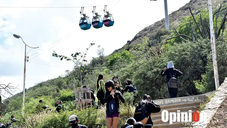 Gente subiendo y bajando por las gradas del Cristo de la Concordia./ DICO SOLÍS