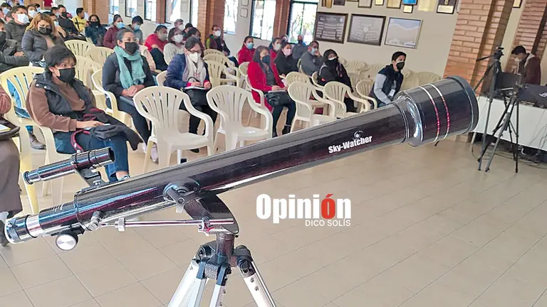 Un telescopio en exposición.          DICO SOLÍS