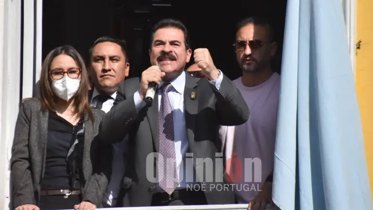 Manfred Reyes Villa, en el momento en el que sale al balc&oacute;n municipal para dirigirse a sus seguidores, tras la suspensi&oacute;n de la audiencia por el juicio oral del caso Kecoma. NO&Eacute; PORTUGAL