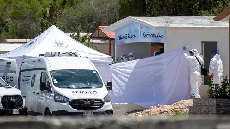 Especialistas forenses trabajan en la exhumación del cuerpo de Debanhi Susana Escobar en el panteón ejidal Laguna de Labradores, el 1 de julio de 2022 en la comunidad conocida como Laguna de Labradores. EFE