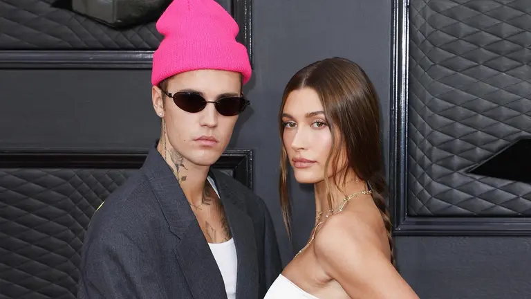 El cantante canadiense Justin Bieber (i) y la modelo estadounidense Hailey Bieber (d), en una fotografía de archivo. EFE