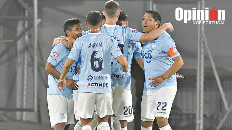 Los jugadores de Aurora celebran un gol en el torneo Clausura, en el Félix Capriles. NOÉ PORTUGAL