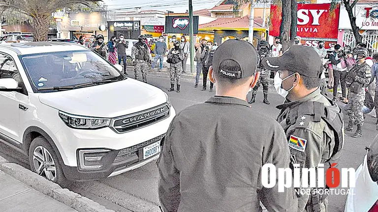 El auto blanco del hombre que fue baleado en abril en la avenida América,  Cochabamba. NOÉ PORTUGAL