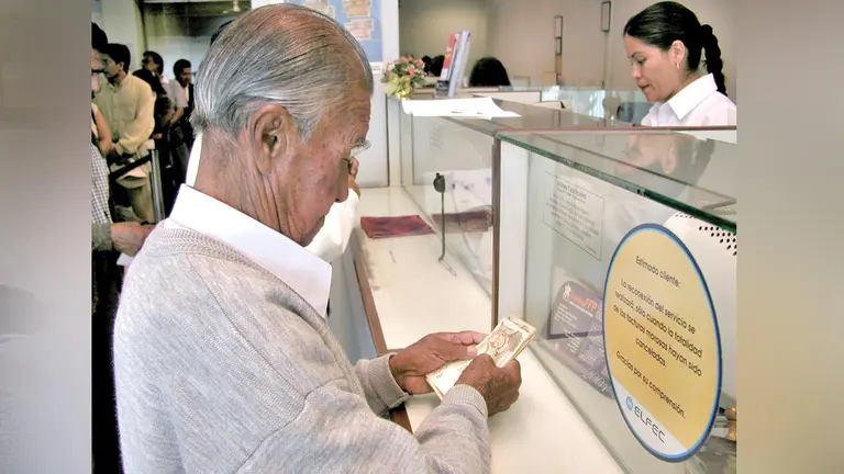Un adulto mayor cobra su Renta Dignidad./ ARCHIVO
