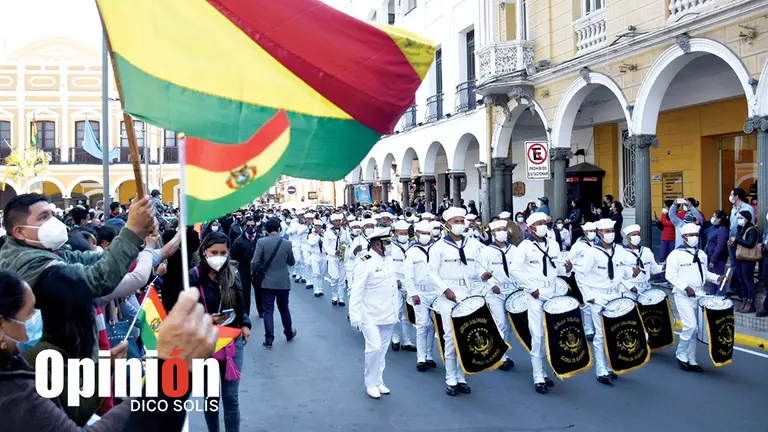 Desfile por el 6 de Agosto. /      DICO SOL&Iacute;S