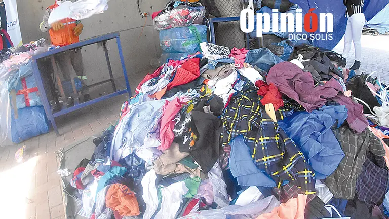 Funcionarios de la Aduana deshacen la ropa usada que se decomis&oacute; en los &uacute;ltimos dos meses en Cochabamba.      DICO SOL&Iacute;S