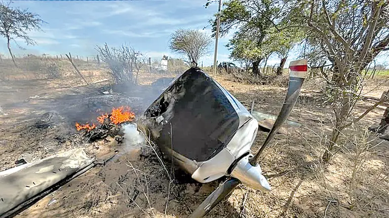 La &lsquo;narcoavioneta&rsquo; que se estrell&oacute; en la carretera a Camiri, Santa Cruz.        MINISTERIO DE GOBIERNO