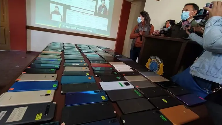 La Polic&iacute;a expone los 128 celulares recuperados en el Barrio Chino. DICO SOL&Iacute;S.