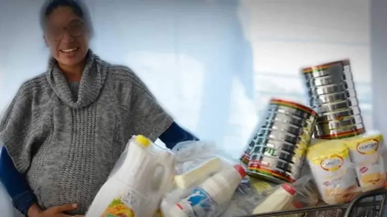 Imagen de referencia de una mam&aacute; recibiendo el subsidio de lactancia. ERBOL
