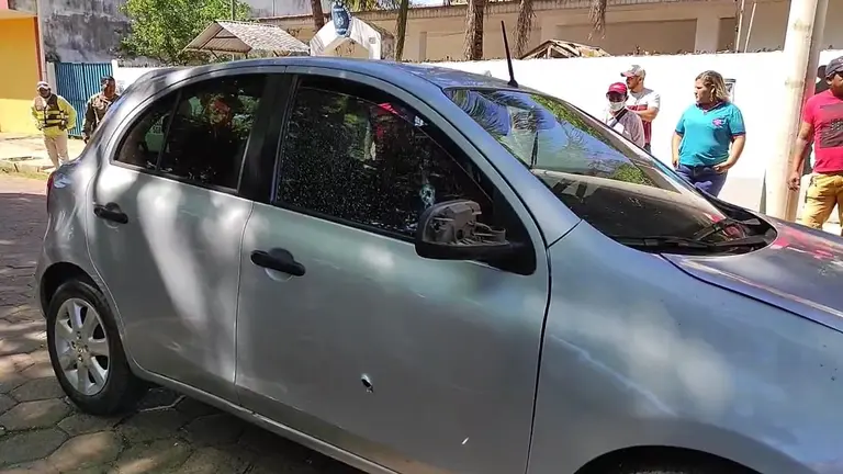 El veh&iacute;culo que sufri&oacute; impactos de bala, durante la balacera. ERBOL