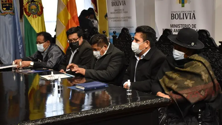 El ministro de Medio Ambiente y Agua, Juan Santos Cruz (centro), en un acto en Cochabamba, este 21 de julio. NO&Eacute; PORTUGAL