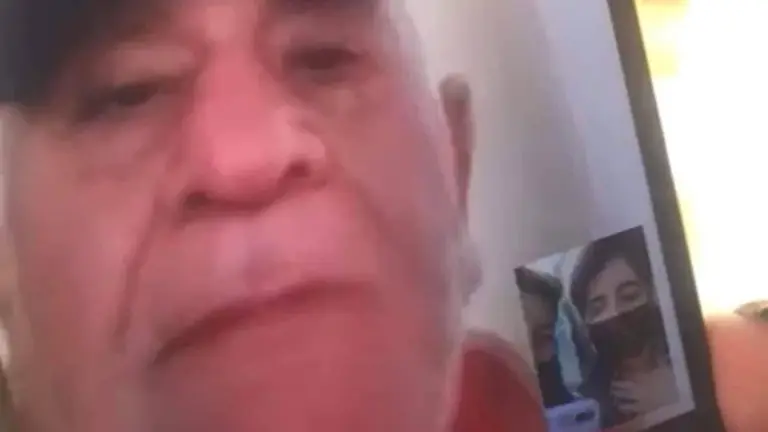 &Eacute;dgar Barriga, en el momento en que sostiene una videollamada con su hija Paola. GENTILEZA PAOLA BARRIGA
