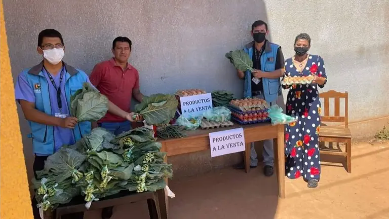 Personal de R&eacute;gimen Penitenciario de Pando, durante la venta de verduras y huevos, ayer, en el penal de Villa Busch. MINISTERIO DE GOBIERNO.