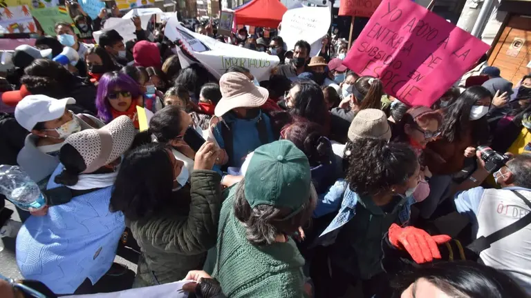 Amagues de enfrentamientos en la marcha de mujeres que piden la billetera m&oacute;vil en La Paz. APG