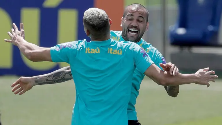 Fotografía de archivo de los jugadores Daniel Alves (atrás) y Richarlison en un entrenamiento de la selección brasileña. EFE