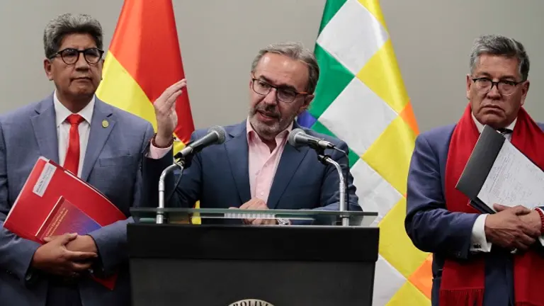 El vocero presidencial, Jorge Richter, durante la reuni&oacute;n con rectores del pa&iacute;s. Urgente.bo