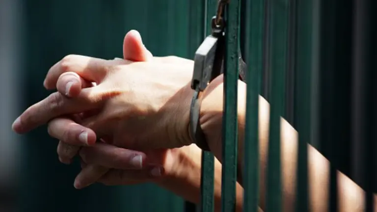 Imagen referencial de una mujer detenida. PIXABAY