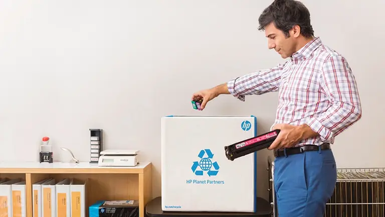 El desecho de cartuchos de pl&aacute;stico que pasan a un proceso de reciclaje. CORTES&Iacute;A