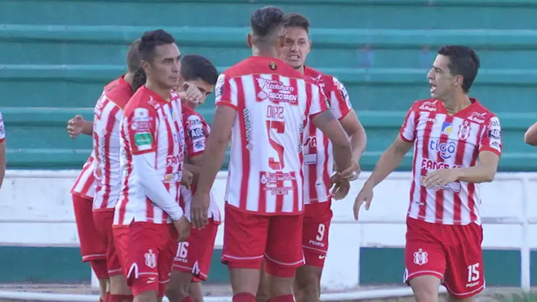 Los jugadores de Independiente en el terreno de juego del estadio Patria. APG