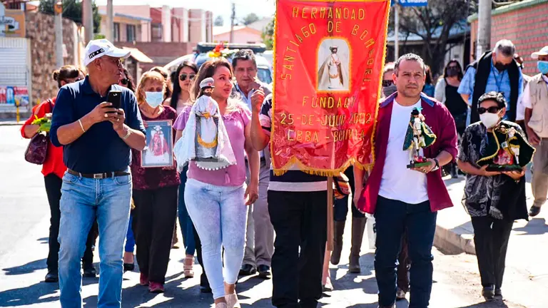Devotos de Santiago en una procesi&oacute;n, en Cochabamba. DICO SOL&Iacute;S