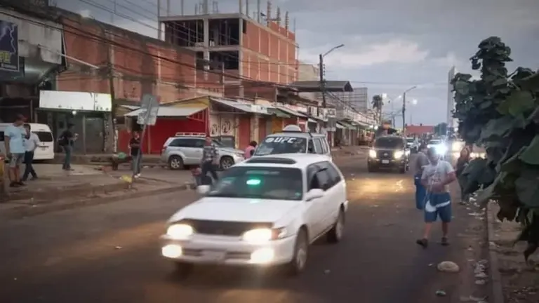 Algunos mercados de la rotonda del Plan 3.000 funcionan con regularidad en la jornada del paro. BOLIVIA TV