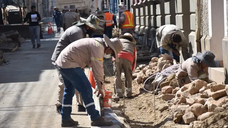 Trabajos de cambio de aceras en la calle Colombia, este 25 de julio. NO&Eacute; PORTUGAL