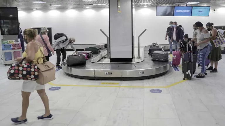 Viajeros recogen su equipaje en el aeropuerto Santos Dumont, en Río de Janeiro (Brasil), en una fotografía de archivo. EFE