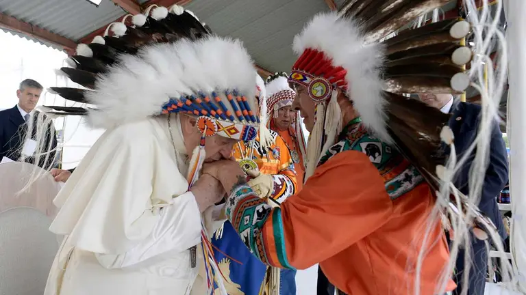 Imagen cedida por el Vaticano que muestra al papa Francisco durante una reunión con indígenas en el cementerio de Maskwacis, en Edmonton, Canadá, este 25 de julio de 2022. EFE