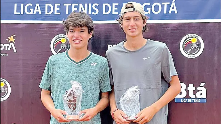 Juan Carlos Prado (i), con el trofeo de campeón. LIGA DE TENIS BOGOTÁ