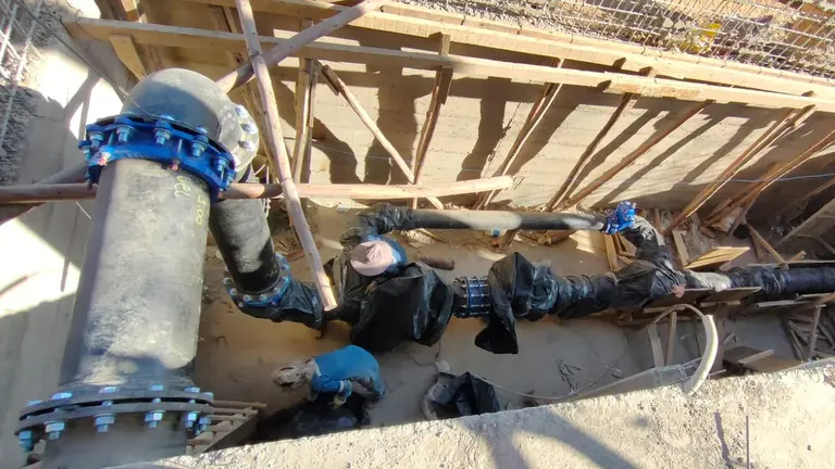 La inspecci&oacute;n al montaje de las bombas y a las obras del c&aacute;rcamo de bombeo Uspha Uspha, este 26 de julio. GOBERNACI&Oacute;N