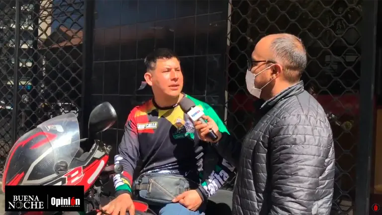 Sa&uacute;l. el motoquero que recorri&oacute; Bolivia en su moto Boxer 150. CAPTURA