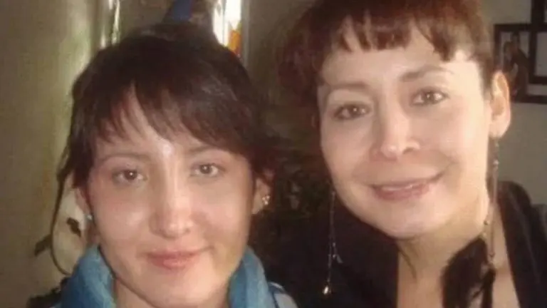 Zarlet Clavijo (i), junto a su madre, Marcela Martínez.