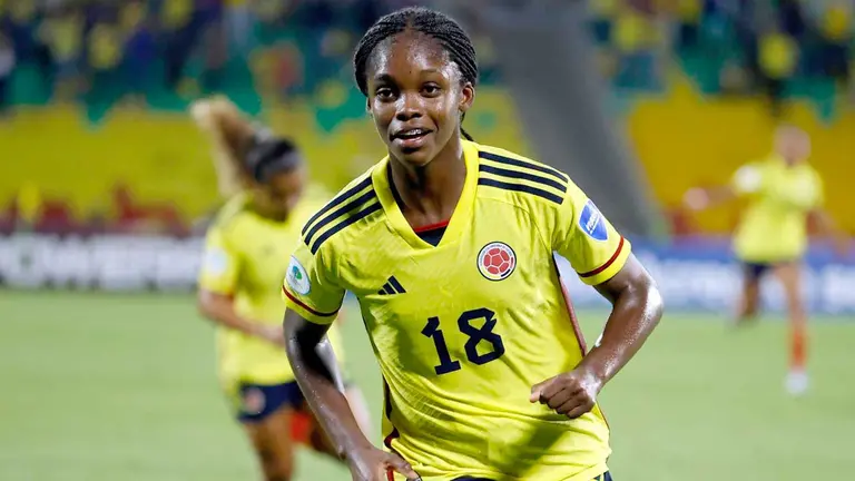 Linda Caicedo de Colombia celebra un gol, el 25 de julio de 2022, en un partido de la semifinal de la Copa América Femenina entre Colombia y Argentina en el estadio Alfonso López en Bucaramanga (Colombia). EFE