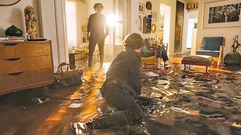Alejandro G. I&ntilde;&aacute;rritu (fondo) dirige una escena de su nueva pel&iacute;cula. VARIETY