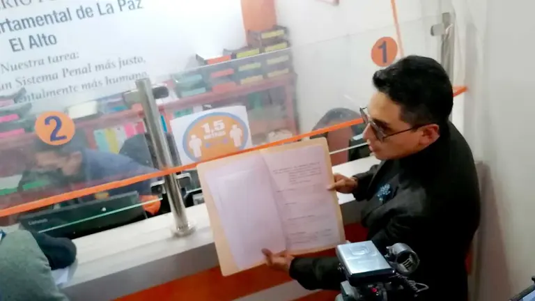 El abogado Frank Campero presenta la denuncia en la Fiscalía. ERBOL