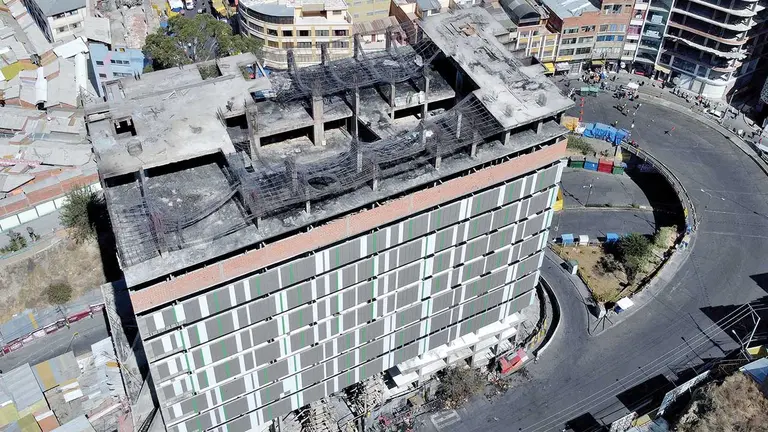 Una imagen a&eacute;rea muestra el da&ntilde;o al edificio tras el incendio. APG