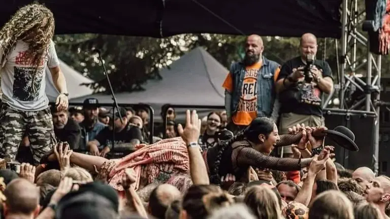 Ayde, fundida entre la multitud, en el famoso "mosh". RRSS
