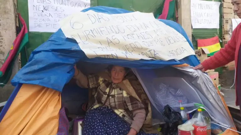 Agustina Yujra, la adulta mayor que fue desalojada y ahora vive en una carpa improvisada, en La Paz. EL DIARIO