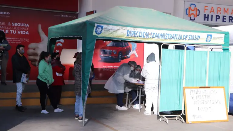 Un punto de toma de muestras ant&iacute;geno nasal en Hipermaxi. ALCALD&Iacute;A DE SACABA